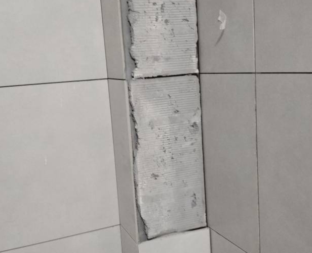 安源瓷砖空鼓维修公司分享下瓷砖施工前基层浇水润湿程度不足，可能导致以下问题
