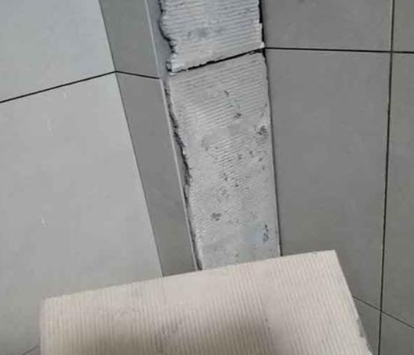 安源瓷砖空鼓维修公司分享下厨房瓷砖脱落的补救措施。